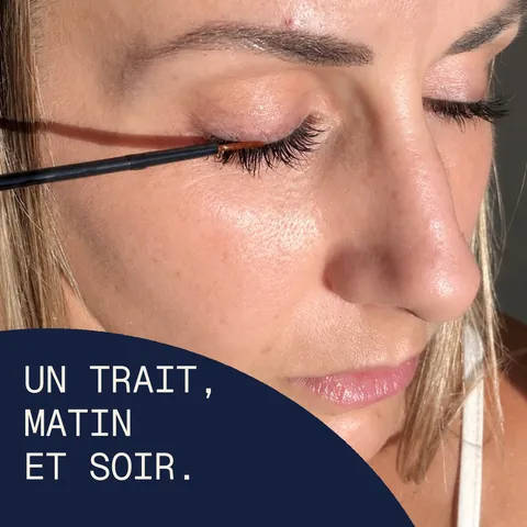 Application du sérum G'LASH à la racine des cils