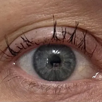 Cils d'une utilisatrice de G'LASH, en gros plan