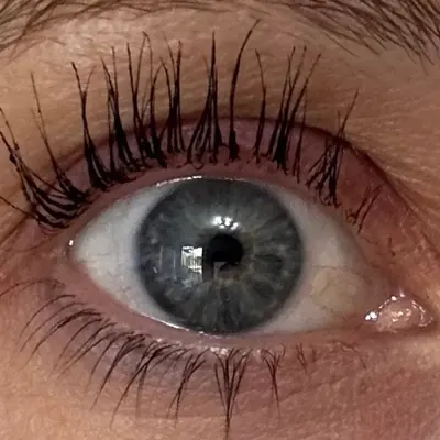 Cils d'une utilisatrice de G'LASH, en gros plan