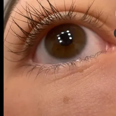 Cils d'une utilisatrice de G'LASH, en gros plan
