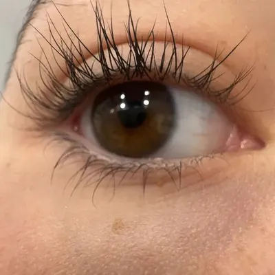 Cils d'une utilisatrice de G'LASH, en gros plan