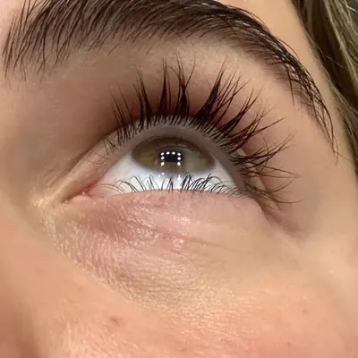 Cils d'une utilisatrice de G'LASH, en gros plan